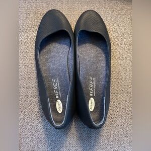 Dr. Scholl's black Women's flats